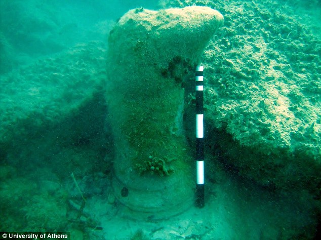 Mikroba yang membuat bangunan tersebut berdasarkan riset yang telah dilakukan. Foto atasa dan bawah: University of Athens