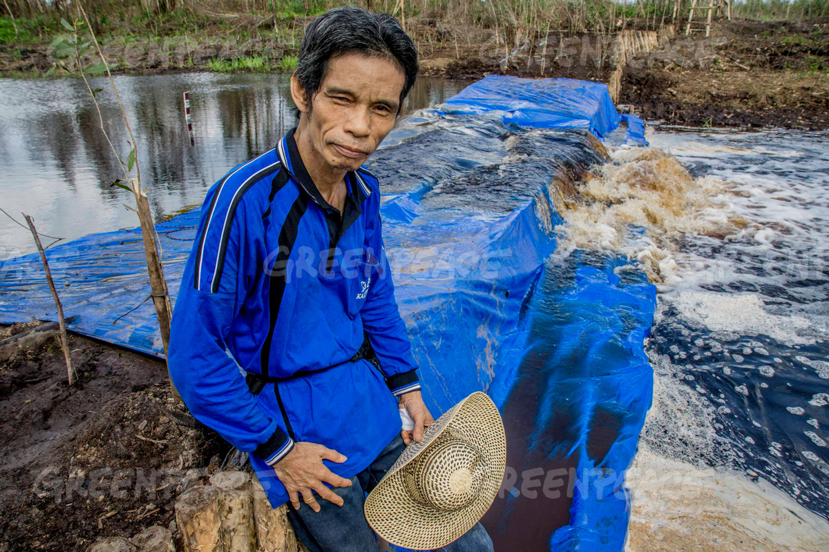 Damming team in Paduran village, Sebangau, Central Kalimantan, Indonesia.