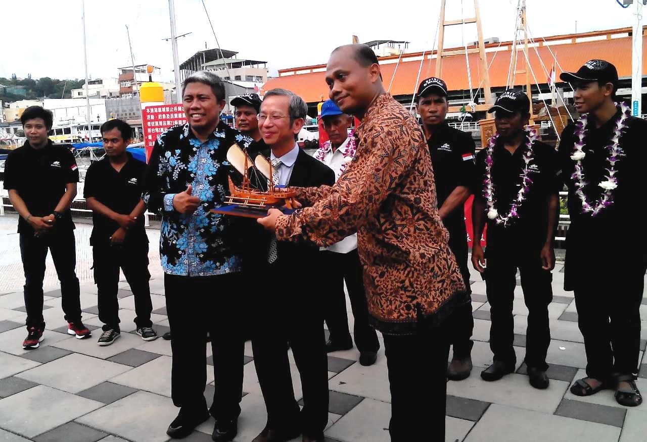 Ekspedisi Kapal Spirit of Majapahit yang berlayar sejak 1 Mei 2016, singgah di Kaohsiung, Taiwan, Senin (06/6/2016). Sejumlah negarawan dan pejabat dari negara kepulauan menyambut kedatangan kapal di pelabuhan. Foto : Kemenko Maritim