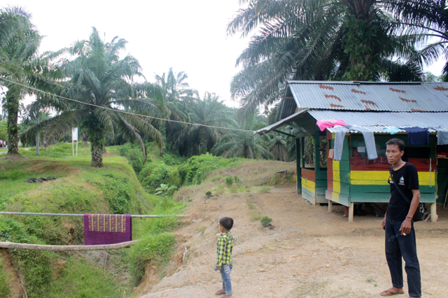 Konflik lahan antara SAD 113 dan PT Asiatic Persada. Parit gajah yang memutuskan akses transportasi masyarakat Batin Sembilan menuju jalan utama. Foto: Elviza Diana
