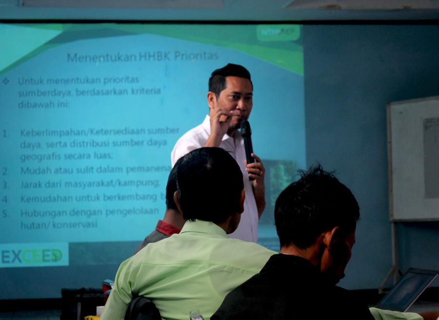 Jusupta Tarigan mengenalkan cara menentukan HHBK prioritas kepada petani di Rejang Lebong, Bengkulu. Foto: Dedek Hendry