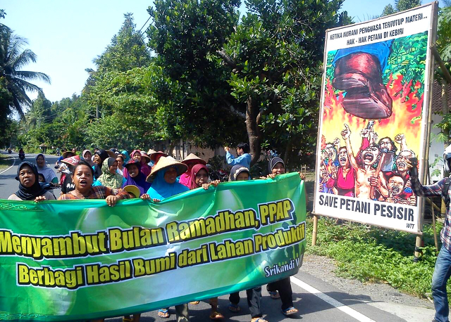Aksi para perempuan Kulon Progo memperingati Hari Lingkungan dan menyambut Ramadhan. Foto: Tommy Apriando