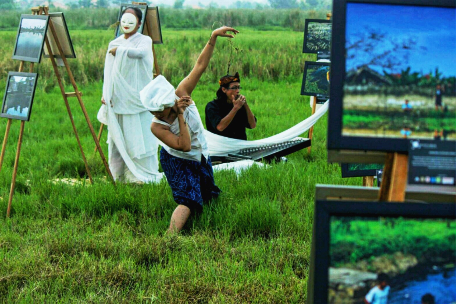 Aksi teatrikal dalam pameran foto tentang pencemaran dan limbah industry dari komunitas Bandung Photo’s Speak  yang digelar di kampung Rancakoneng, Desa Linggar, Kecamatan Rancaekek, Kabupaten Bandung, Jabar. Pameran bertema “Tanah Kami Terpapar Limbah” digelar dalam rangka Hari Lingkungan Hidup 2016. Foto : Donny Iqbal 