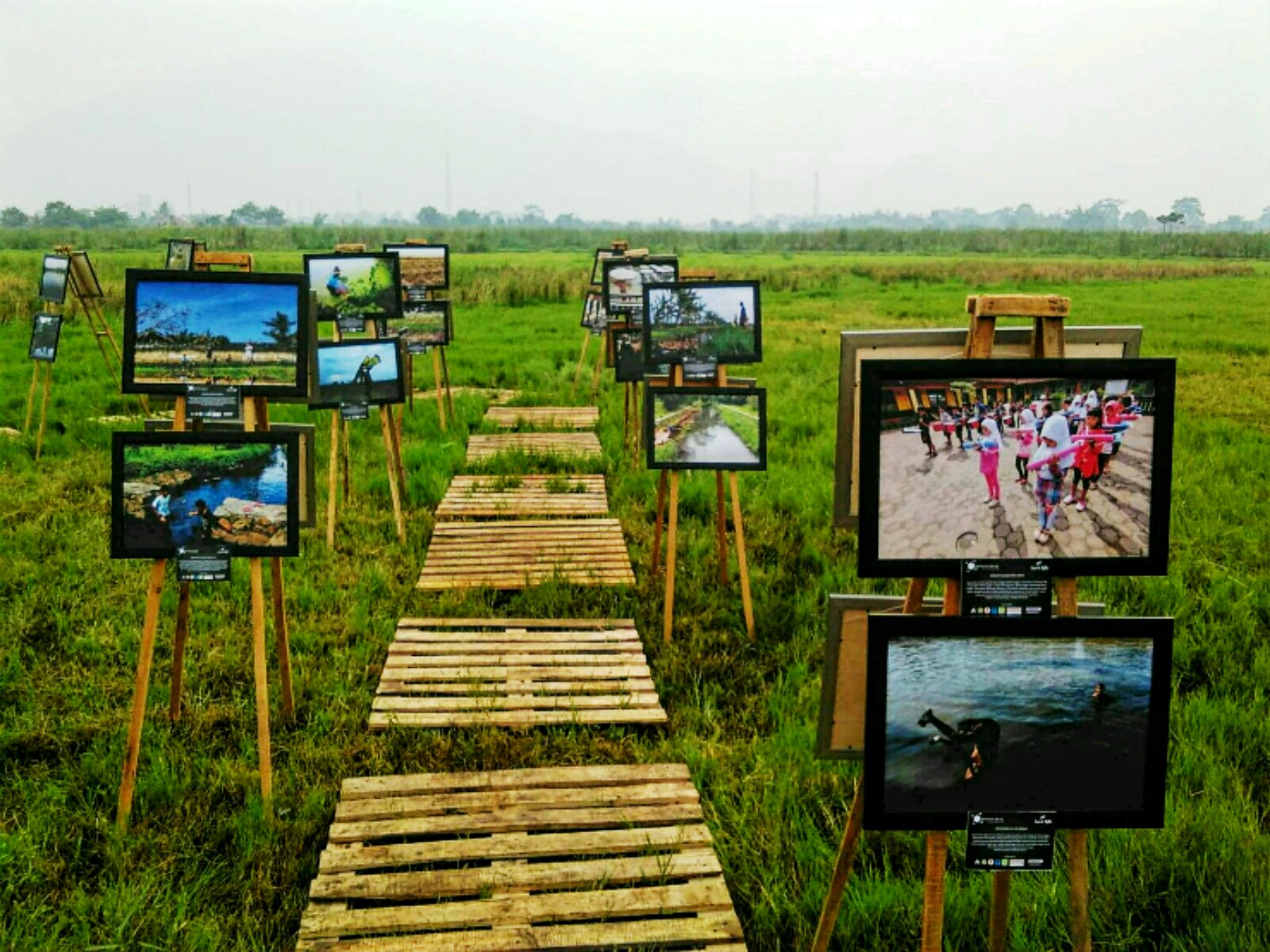 Pameran foto tentang pencemaran dan limbah industry dari komunitas Bandung Photo’s Speak  yang digelar di kampung Rancakoneng, Desa Linggar, Kecamatan Rancaekek, Kabupaten Bandung, Jabar. Pameran bertema “Tanah Kami Terpapar Limbah” digelar dalam rangka Hari Lingkungan Hidup 2016. Foto : Donny Iqbal 