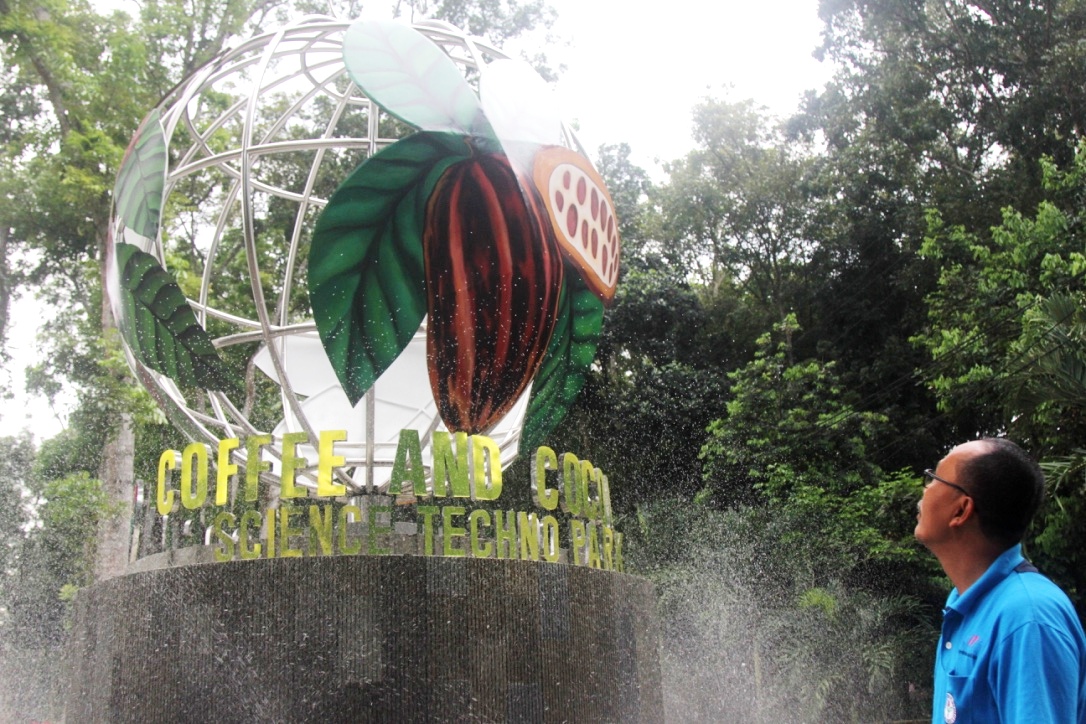 Tugu selamat datang Coffee and Cocoa Science Techno Park (CCSTP) di kawasan Pusat Penelitian Kopi dan Kakao (Puslitkoka) Indonesia Jember, Jawa Timur. Foto : Anton Muhajir