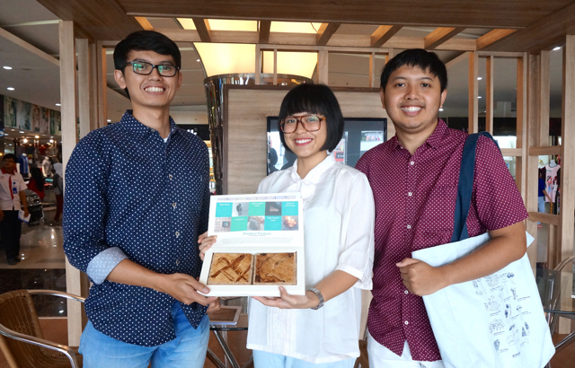 Memamerkan contoh Growbox, material kuat dari jamur dan beragam limbah. Foto: Lusia Arumingtyas 