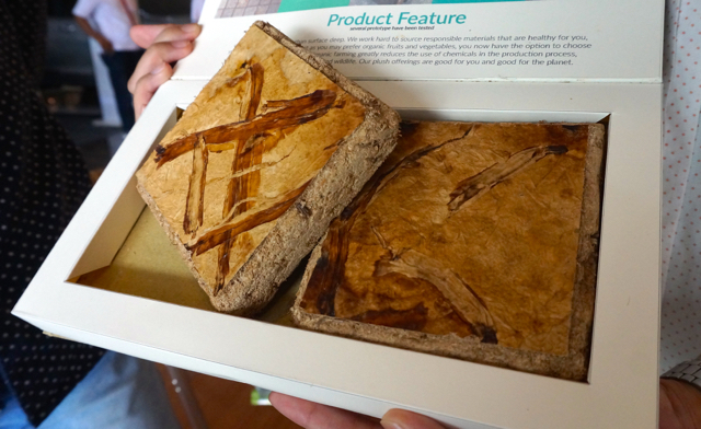 Inilah contoh bahan bangunan dari jamur itu. Foto: Lusia Arumingtyas