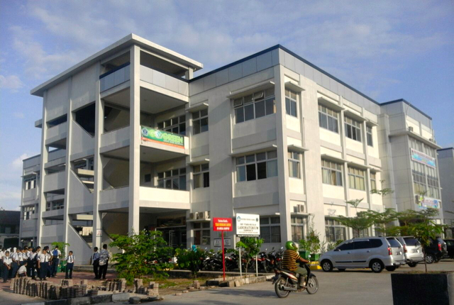 Masyarakat Kota Padang berkumpul di salah satu gedung yang dilengkapi shelter. ini dilakukan setelah gempa bumiKamis 2 Juni 2016. Foto: Vinolia