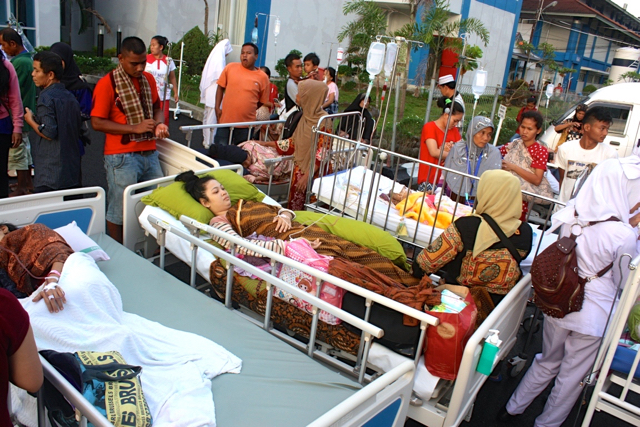 Pasien RSUP M Jamil Padang keluar saat gempa, Kamis 2 Juni 2016. Foto: Vinolia