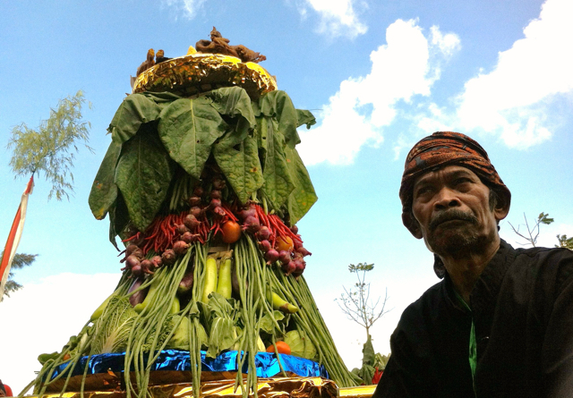 Gunungan yang dihiasi hasil bumi dan daun tembakau pada acara Among Tebal. Foto: Nuswantoro