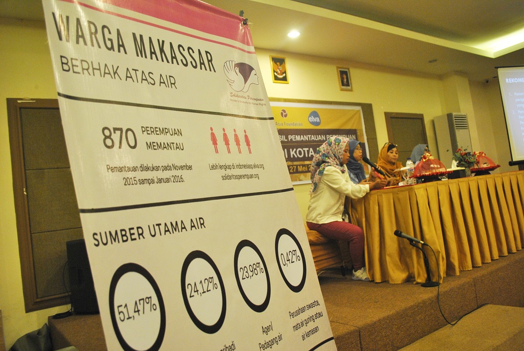 Hasil pemantauan hak atas air bagi perempuan pesisir Makassar, Sulsel menunjukkan hasil bahwa sebanyak 50,91 persen warga menilai kualitas air yang mereka dapatkan dari PDAM masih jauh dari standar yang layak. Foto : Wahyu Chandra