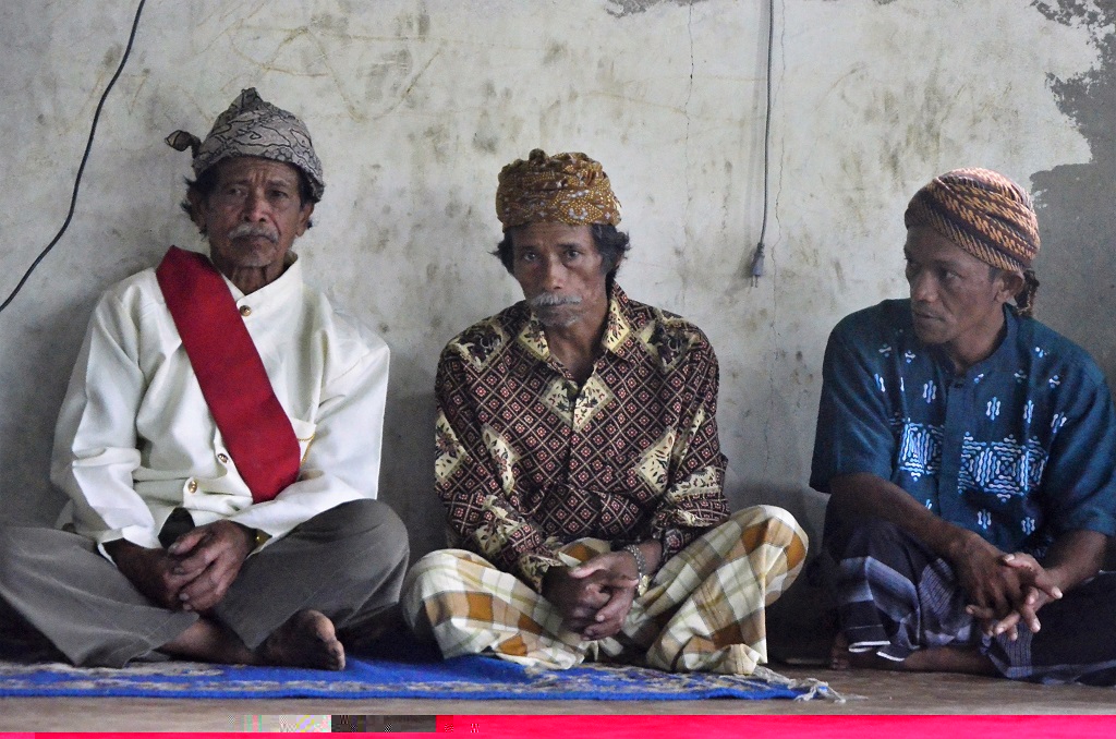 Abdul Halim (ujung kanan) dalam struktur adat Kaluppini di Kecamatan Enrekang, Kabupaten Enrekang, Sulawesi Selatan, berposisi sebagai imam, yang bertugas untuk mengatur acara-acara keagamaan. Halim juga berperan sebagai juru bicara komunitas karena kefasihan bicara dan pengetahuannya yang mendalam tentang adat istiadat Kaluppini. Foto: Wahyu Chandra
