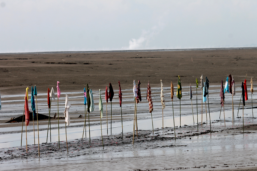 Karya instalasi Gombal karya perupa Dadang Christanto memperingati 10 Tahun Lumpur Lapindo. Foto: Petrus Riski