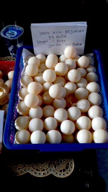 Telur penyu yang disita dari pedagang. Foto: BKSDA Kalbar