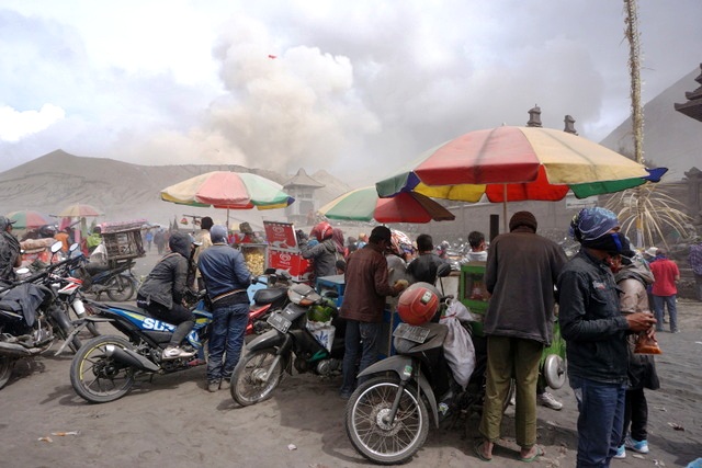 Ratusan pedagang memenuhi laut pasir, dari kaki sampai lereng gunung Bromo, Jatim meski berstatus waspada saat ritual Yadya Kasada. Foto : Luh De Suriyani