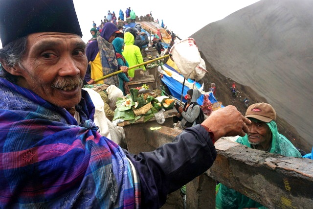 Satuin, pemburu rejeki atau marit (kanan bawah) dan rekannya ngobrol di sela-sela ritual Yadnya Kasada di Gunung Bromo, Jawa Timur, pada pertengahan Juli 2016. Foto : Luh De Suriyani 