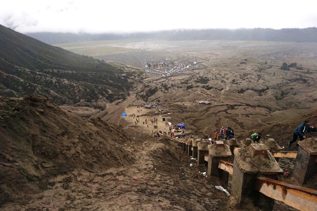 Pemandangan titik ribuan orang di laut pasir sekitar gunung Bromo saat Yadnya Kasada. Foto : Luh De Suriyani