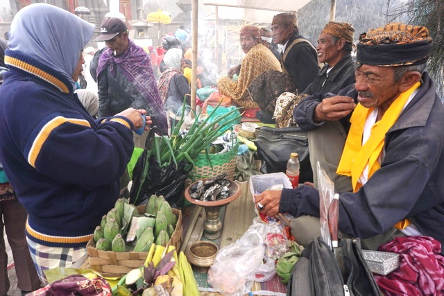 Sebelum dilarung ke kawah Gunung Bromo, Jatim, sesajen ritual Kasada berupa hasil kebun dan ternak diberikan mantra oleh dukun-dukun di pura Ponten Luhur Bromo. Foto : Luh De Suriyani