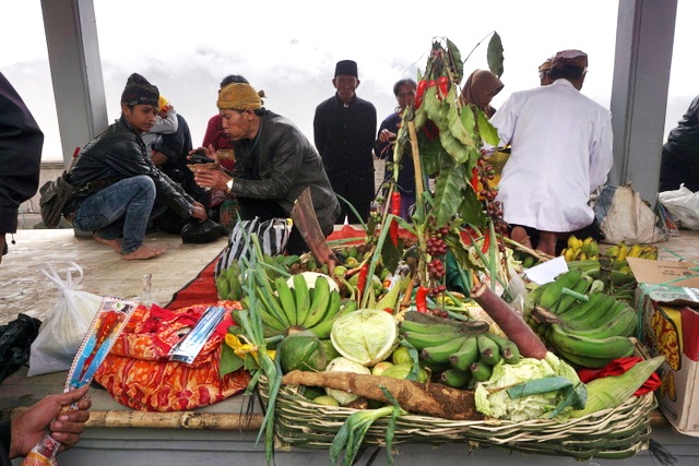 Ongkek atau sesajen hasil bumi ditata menarik sebelum dilarung ke kawah Gunung Bromo, Jatim, dalam rangkaian ritual Yadnya Kasada. Foto : Luh De Suriyani 