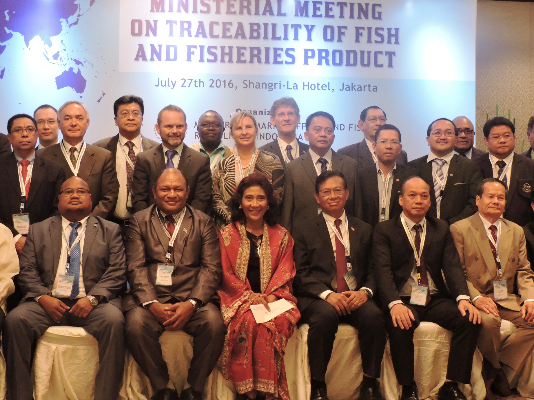 Menteri Kelautan dan Perikanan Susi Pudjiastuti berfoto bersama peserta fisheries summit di Jakarta, Rabu (27/07/2016). Salah satu pertemuan itu menyepakati tentang Port State Measures Agreement sebagai usaha memerangi IUU Fishing. Foto : M Ambari 