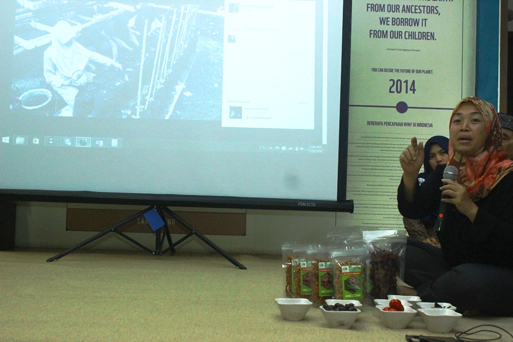 Nissa Wargadipura pendiri Pesantren Ekologi Ath-Thaariq di Garut menjelaskan aktivitas pesantrennya dalam diskusi keterkaitan agama dengan perubahan iklim di Bumi Panda, Bandung, Sabtu (23/07/2016). Foto : Dony Iqbal