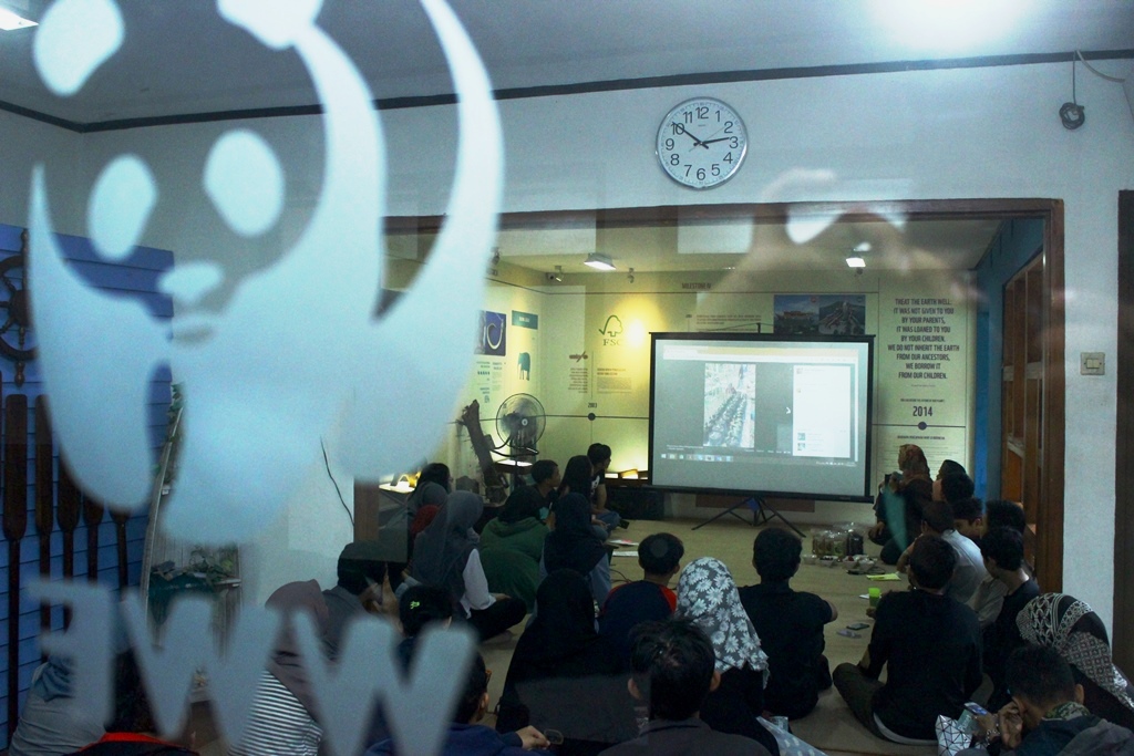 Koordinator GreenFaith USA (Komunitas lintas keagamaan yang peduli lingkungan yang berbasis di Amerika) Nana Firman (kanan layar) menjelaskan keterkaitan agama dengan perubahan iklim dalam diskusi bertema Walking Gently on Earth di Bumi Panda, Bandung, Sabtu (23/07/2016) lalu.