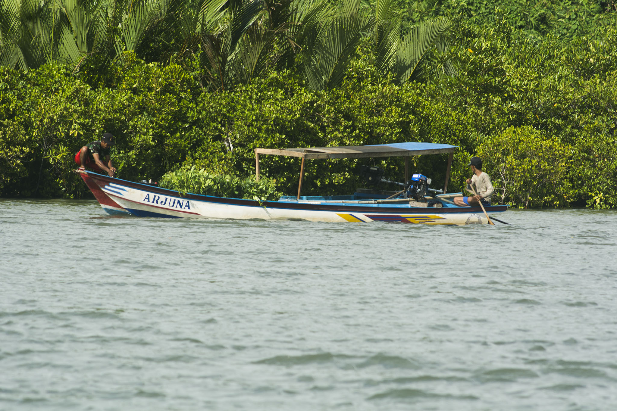 Warga mencari kepiting di hutan mangrove yang berada di kawasan Segara Anakan Cilacap. Foto : L Darmawan