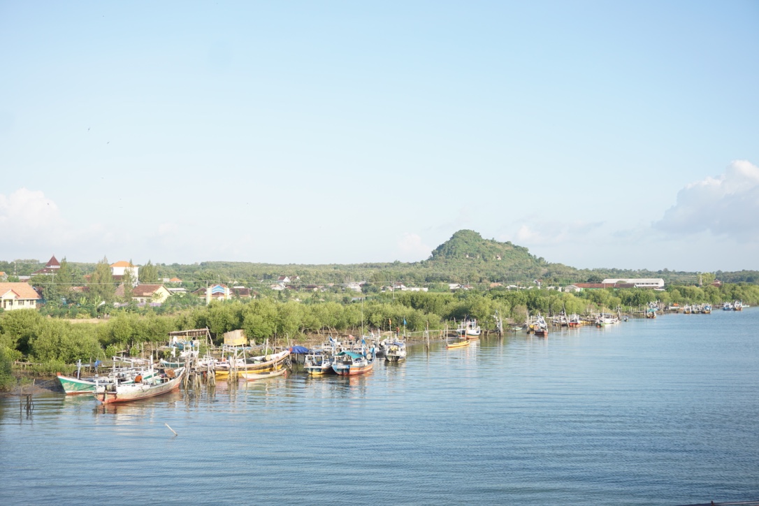 Gunung Menjuluk di kejauhan menjadi latar belakang bagi pemandangan di kawasan Solaria, Lamongan, Jatim. Foto Falahi Mubarok