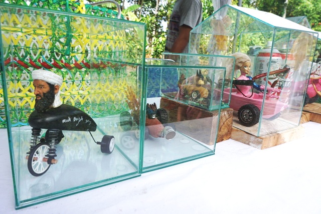 Karya Made Bayak memanfaatkan limbah dalam plasticology pada acara TrashStock di Denpasar, Bali, pada pertengahan Juli 2016. Foto : Luh De Suriyani