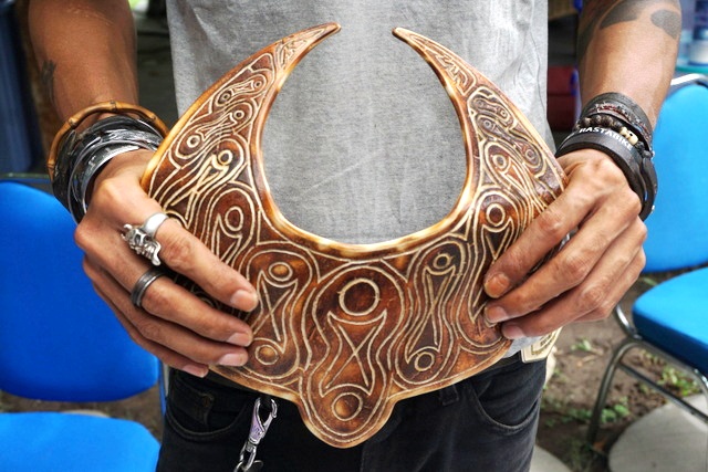 Kalung dari pipa paralon bekas karya Deky Rahman Setiawan dengan kerajinan bermerk Youth Rebel Nation 4Liberation (YRN4L) yang ditampillkan dalam acara TrashStock di Denpasar, Bali, pada pertengahan Juli 2016. Foto : Luh De Suriyani