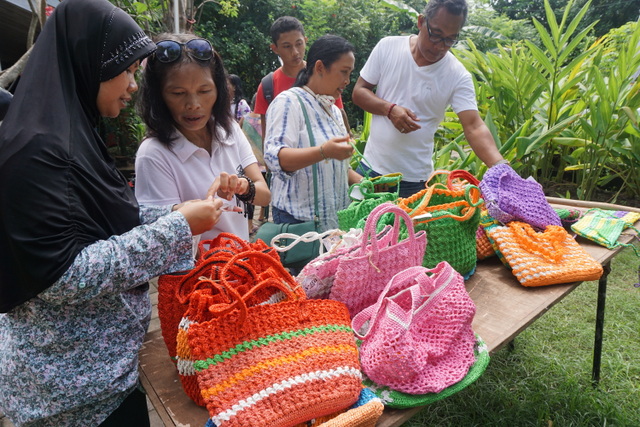 Sri Wahyuni dari Merajut Indonesia mengajari pengunjung merajut kresek dalam acara TrashStock di Denpasar, Bali, pada pertengahan Juli 2016. Foto : Luh De Suriyani