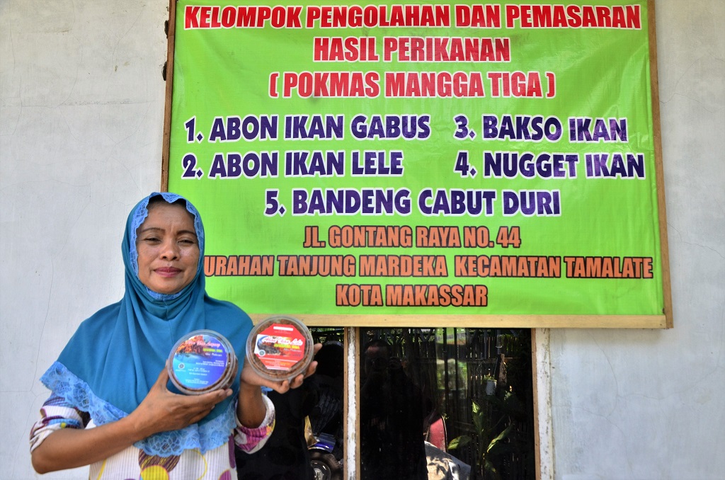 Ratna Sari Dewi menunjukkan abon ikan hasil produk Kelompok Mangga Tiga, Tanjung Merdeka, Tamalate, Kota Makassar, Sulsel. Dalam sebulan kini mereka beromzet Rp18 juta. Anggota kelompok yang sebagian besar adalah ibu rumah tangga dari keluarga pra sejahtera kini bisa membantu perekonomian keluarga. Foto: Wahyu Chandra