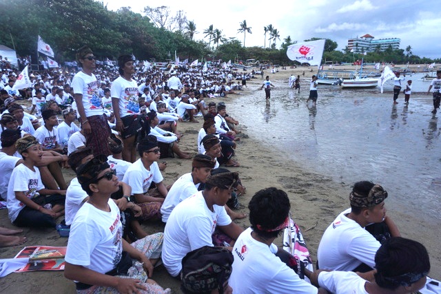 Band Navicula mendendangkan lagu lingkungan dalam aksi menolak reklamasi Teluk Benoa, Bali di pesisir Sanur. Foto : Luh De Suriyani