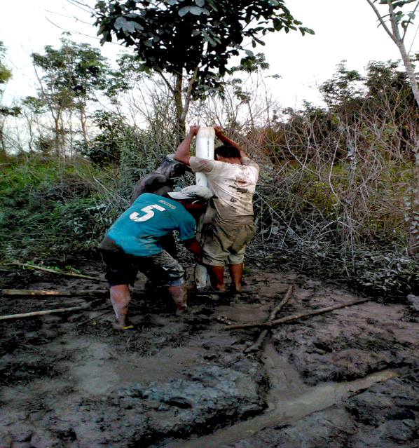Pembuatan sumur bor oleh SHI bersama masyarakat Pedamaran OKI. Foto: Sarekat Hijau Indonesia (SHI)