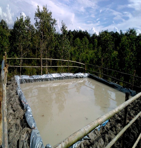 Pembuatan embung di lahan gambut oleh SHI dan masyarakat di OKI. Foto: SHI