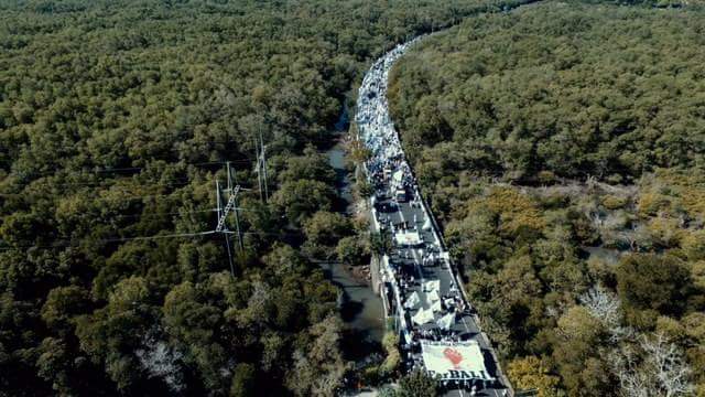 Puluhan ribu orang melakukan longmarch di jalanan sekitar Nusa Dua, Bali yang dirimbuni hutan bakau, pada pekan lalu. Foto : ForBALI