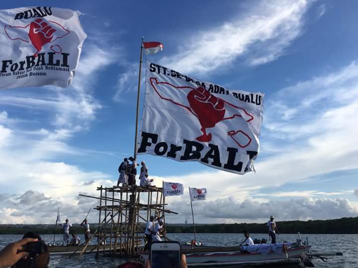 Warga sempat blokade jalan tol untuk mendukung pembentangan bendera raksasa di tengah teluk Benoa dalam aksi pekan lalu. Foto : ForBALI