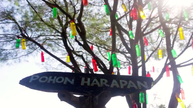Pohon harapan dengan instalasi dari limbah botol plastik. Foto: Tommy Apriando