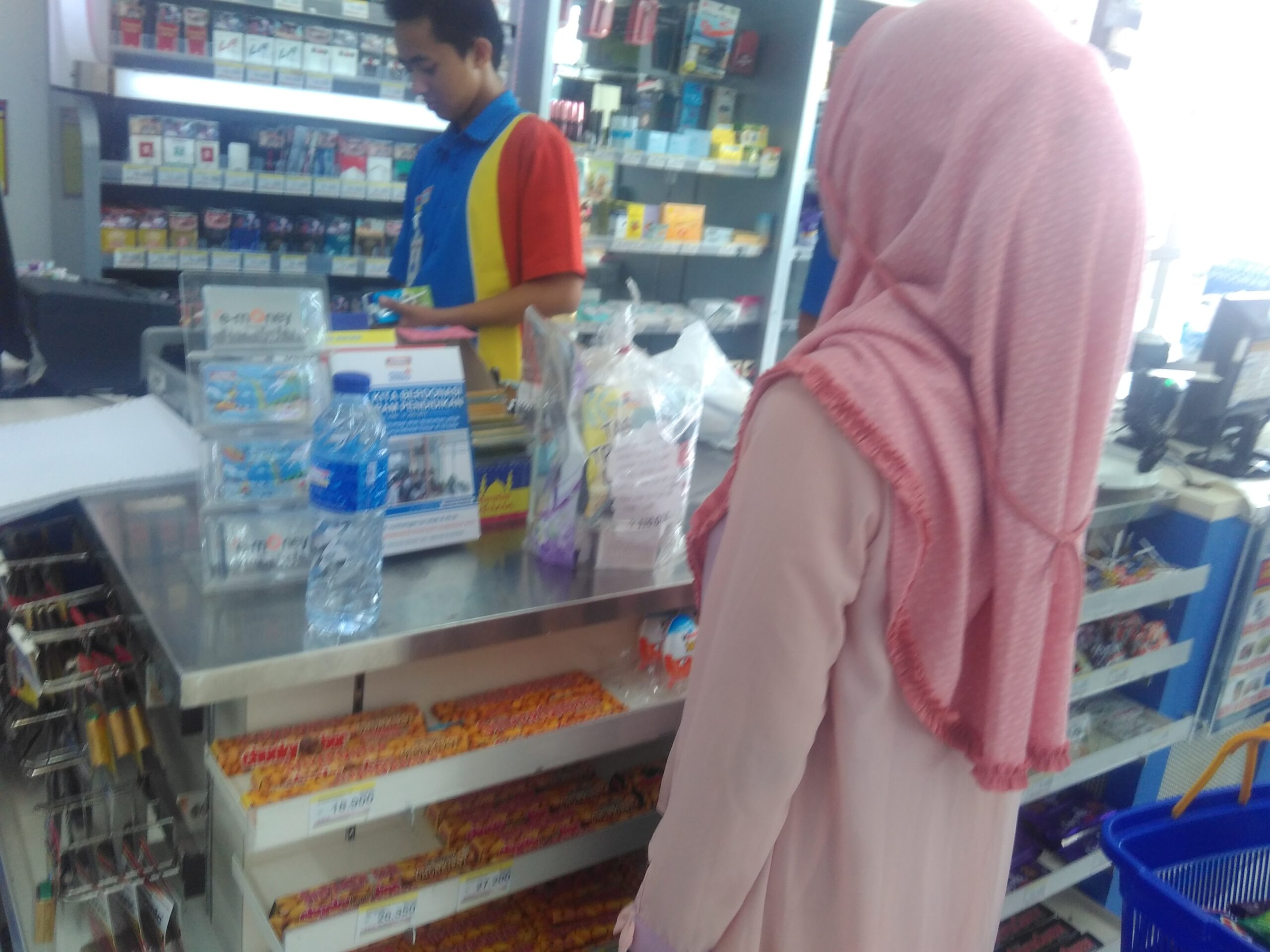 Seorang pembeli berberbelanja kebutuhan rumah di sebuah toko ritel di Cibiru, Kota Bandung, Jawa Barat. Pemberlakuan tarif Rp200 per kantong plastik dinilai kurang efektif oleh kalangan pemerhati lingkungan. Foto: Donny Iqbal 