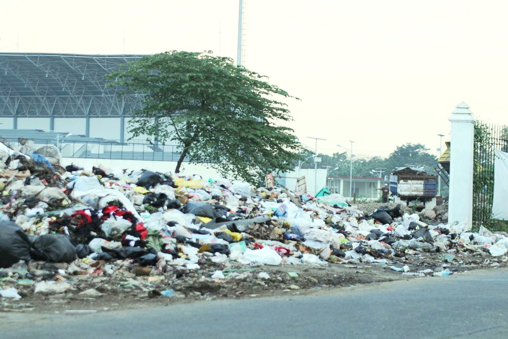 Tumpukan sampah di Jalan Pacuan Kuda, Kota Bandung, Jawa Barat. Volume sampah yang kian meningkat menjadi permasalahan cukup komplek di perkotaan. Foto : Donny Iqbal