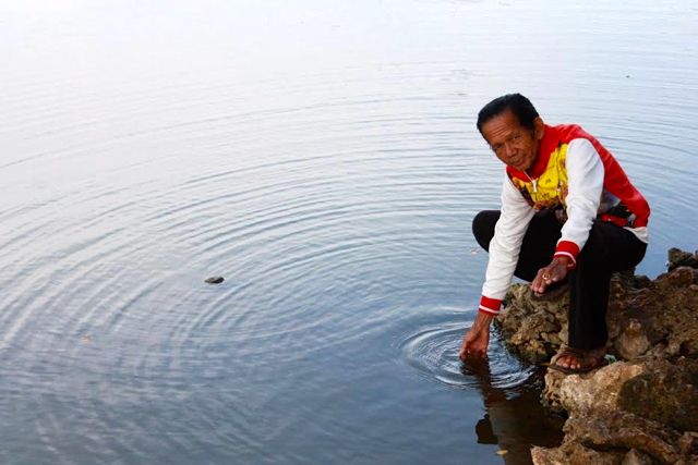 armin di pinggir sebuah telaga di Bayemharjo, Giritontro. Foto: Nuswantoro