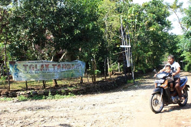 Spanduk penolakan tambang di Giriwoyo. Foto: Nuswantoro