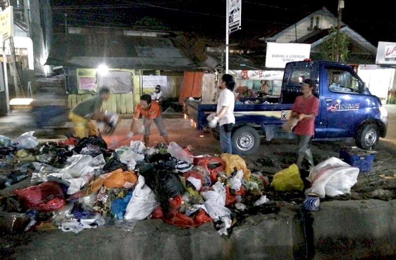 Mobil bak terbuka yang digunakan atas inisiatif warga untuk mengangkut sampah. Foto: Khairil Marzuki