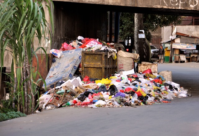 Sampah yang menumpuk di TPS Bawah Jembatan Lambung. Foto: Yustinus S. Hardjanto