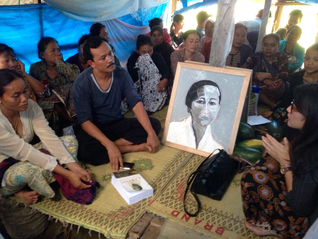 Dian Sastro belajar tentang kelestarian Pegunungan Kendeng bersam para warga. Foto: Eggy Yunaedi