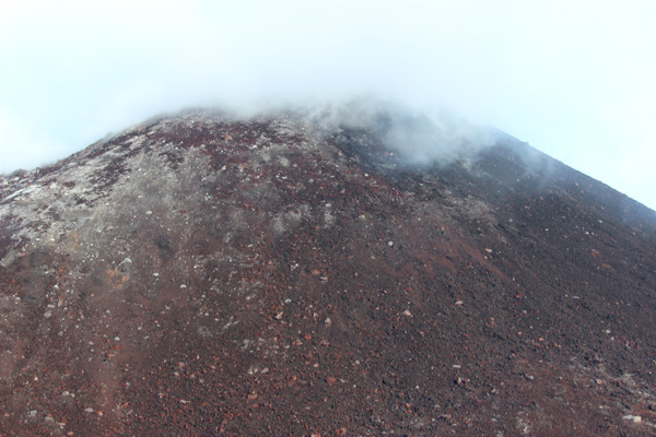 Anak Krakatau yang menyimpan ilmu pengetahuan untuk disibak misterinya. Foto atas dan bawah: Rahmadi Rahmad