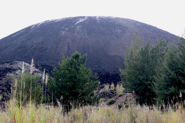 Anak Krakatau, gunung berapi aktif yang diperkirakan terbentuk mulai 1930-an. Foto: Rahmadi Rahmad