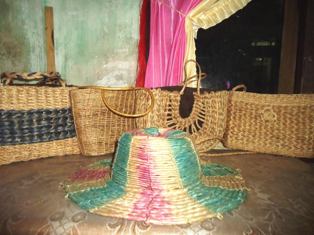 Hasil kerajinan tangan dari pisang abaka dari Desa Esang Kabupaten Kepulauan Talaud Sulut. Foto : Themmy Doaly