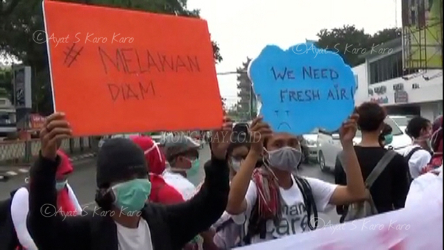 Warga protes asap dari karhutla yang menciptakan banyak masalah. Foto: Ayat S Karokaro