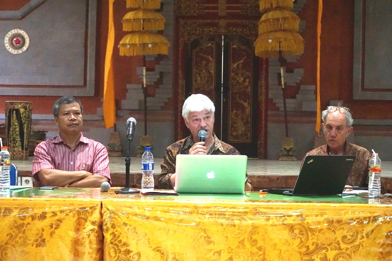Seri seminar di Fakultas Ilmu Budaya, Universitas Udayana tentang pangan dan ekologi. Dari kiri moderator Darma Putra, Thomas Reuter, dan Greame. Foto : Luh De Suriyani